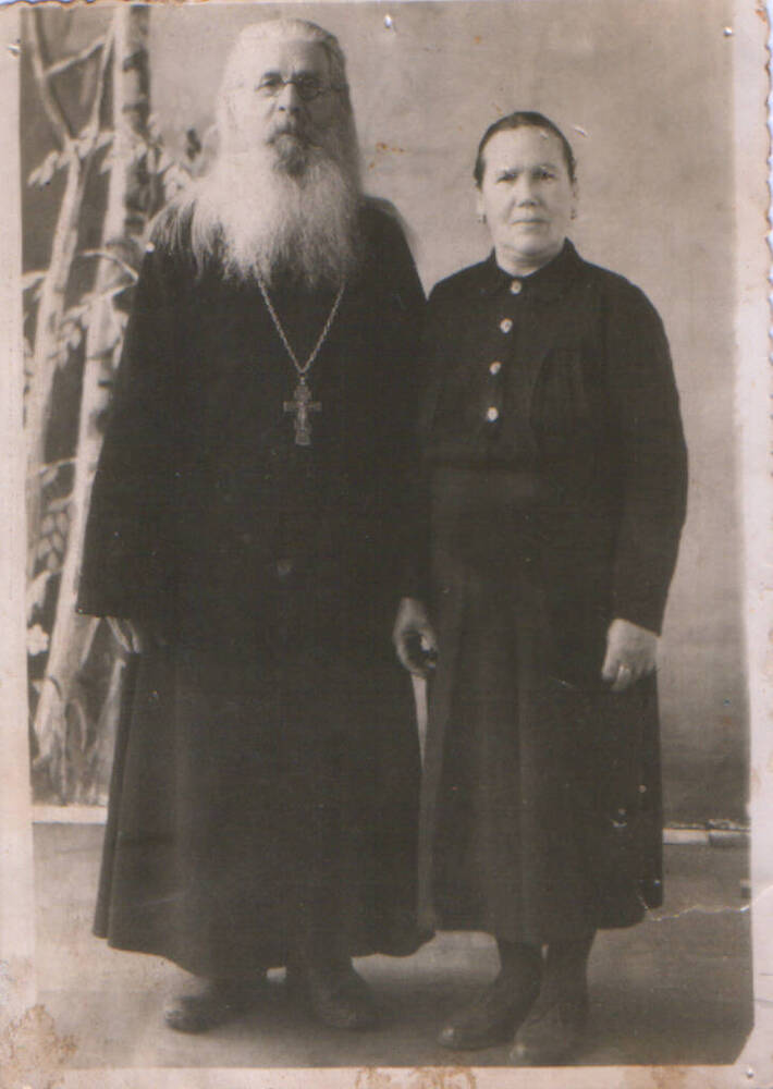 Фотография парная в полный рост. Слева на право: первый священник отец Стефаний (Мордвинов) с матушкой Агафьей. 