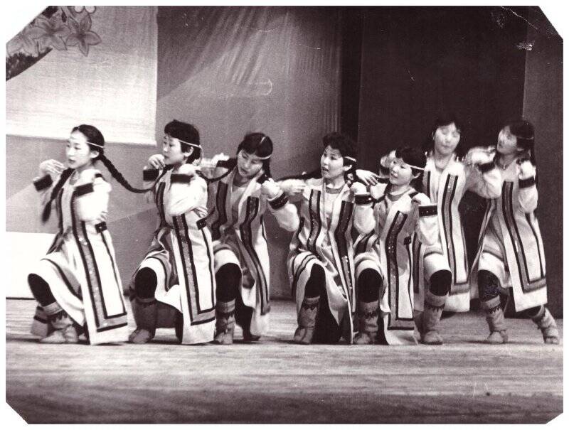 Фотография. Девушки Саккырырской ОШ исполняют танец «Кыыс хадаар».