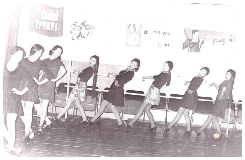 Фотография. Группа девушек коллектива «Нөргөдөй» у танцевального станка.
