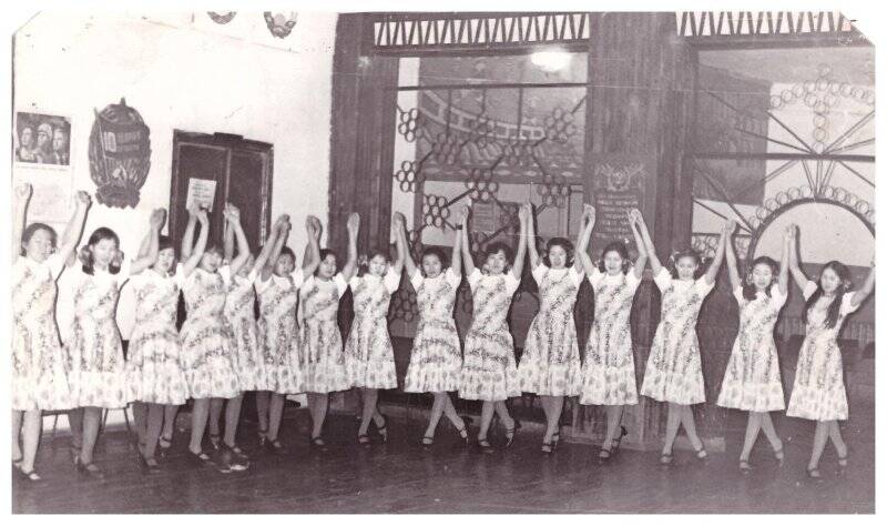 Фотография. Коллектив танцевальная группа «Нөргөдөй» в 80-е годы.