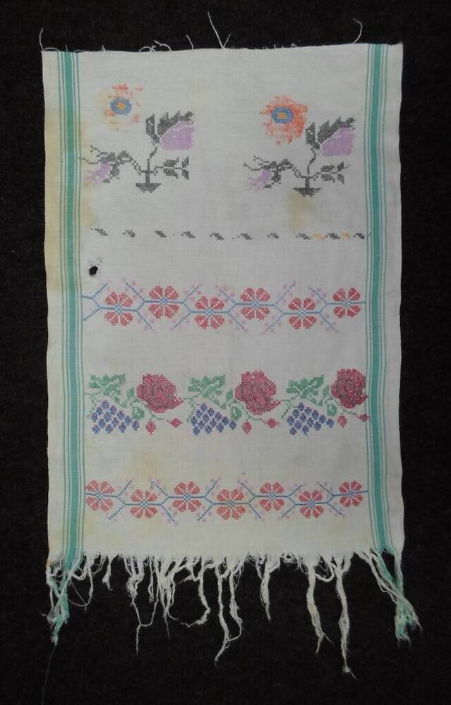 Фрагмент полотенца с вышивкой крест