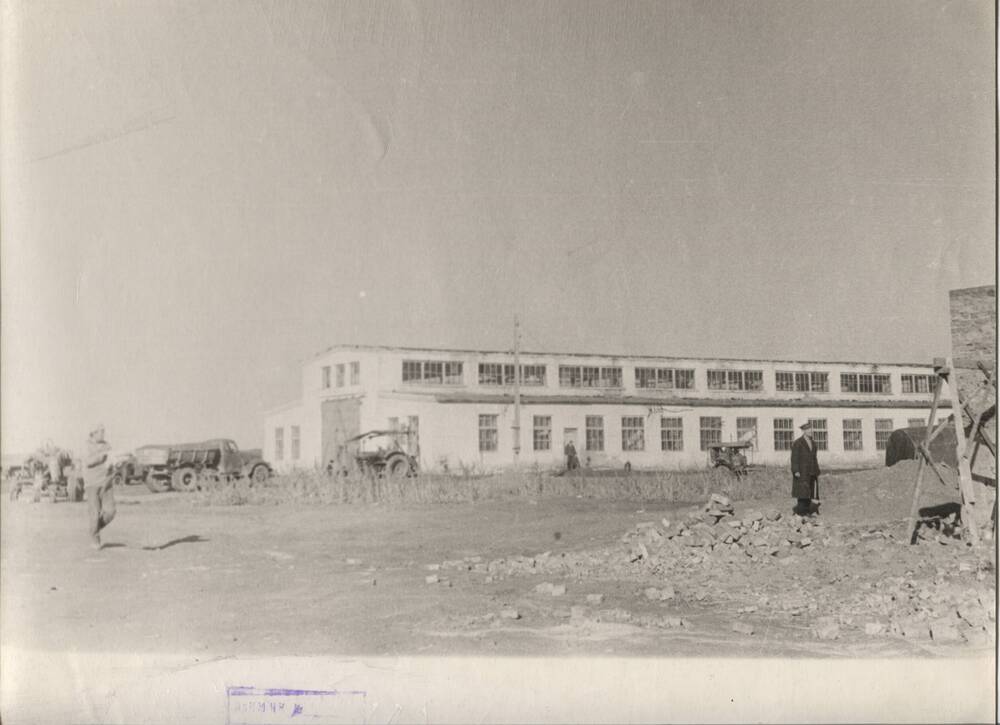 Фотография. Ремонтная мастерская совхоза «Полевой» Оренбургской области.