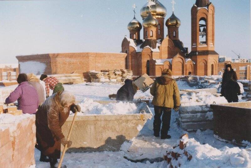 Фотография цветная. Расчистка территории от снега при строительстве храма