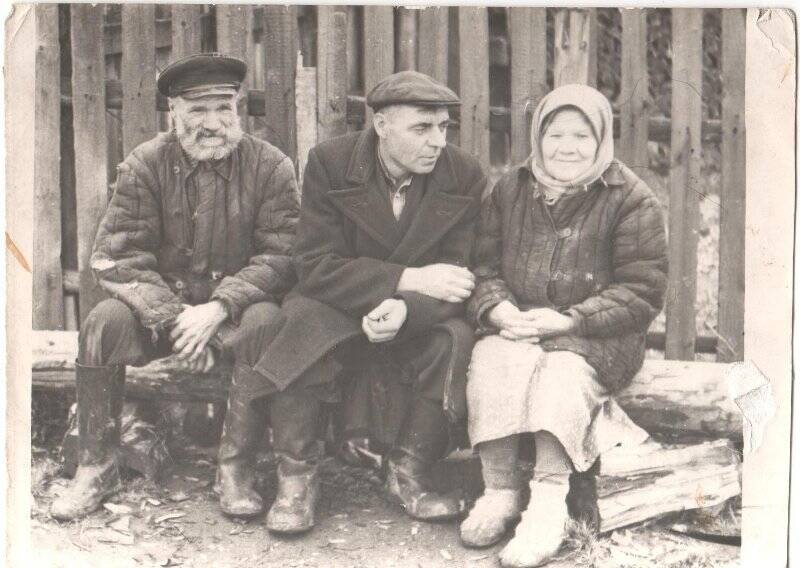 Фото ч/б. Фото ч/б. Двоюродный брат Бронникова Егора Степановича с его отцом и мачехой.