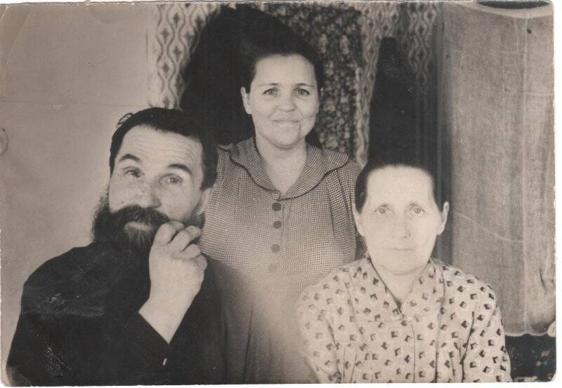 Фото ч/б. Фото ч/б. Лазейкина Полина Михайловна с отцом и мачехой. Семья была раскулачена в 1930 г.