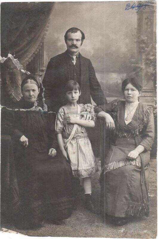 Фото ч/б. Фото ч/б. Третьяков Алексей Малафеевич с семьёй. Рабочий литейного цеха, один из первых большевиков.