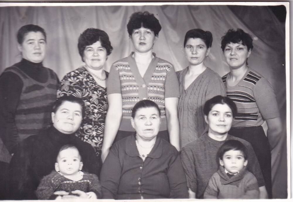 На снимке Муха Прасковья Андреевна с дочерьми и внуками