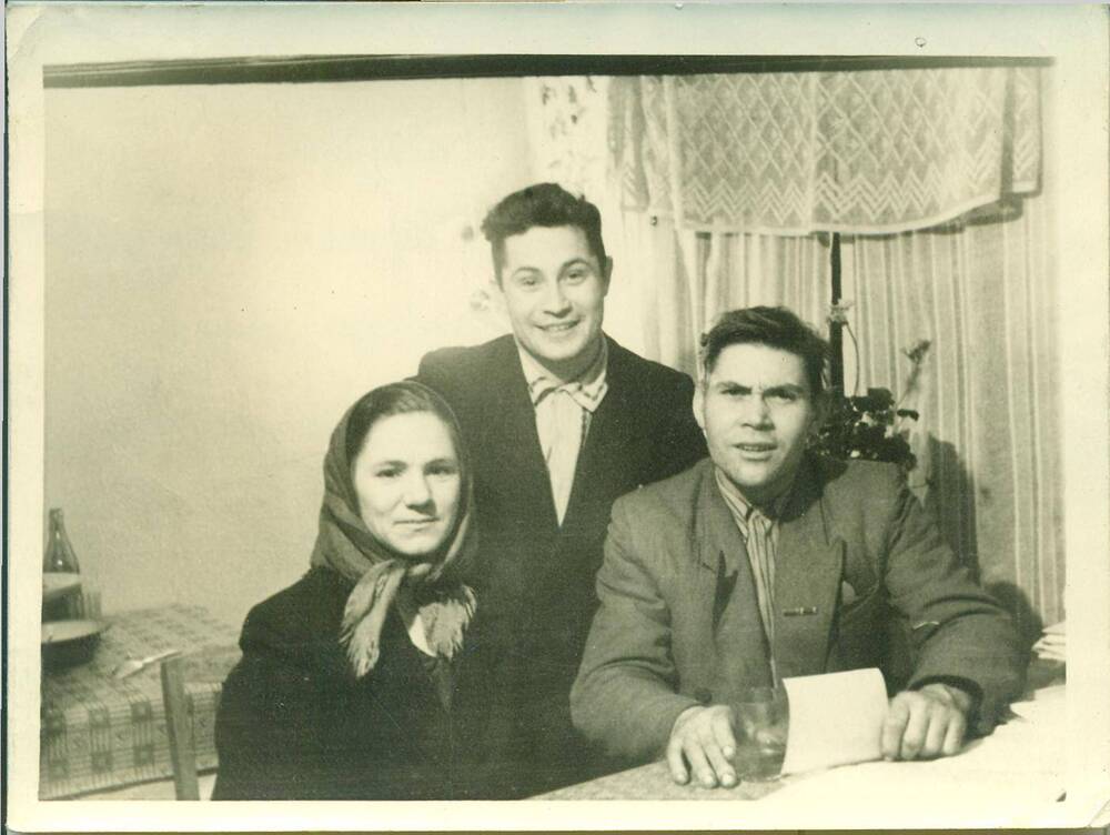 Фотография. Группа первоцелинников совхоза Целинный, 1956 г.