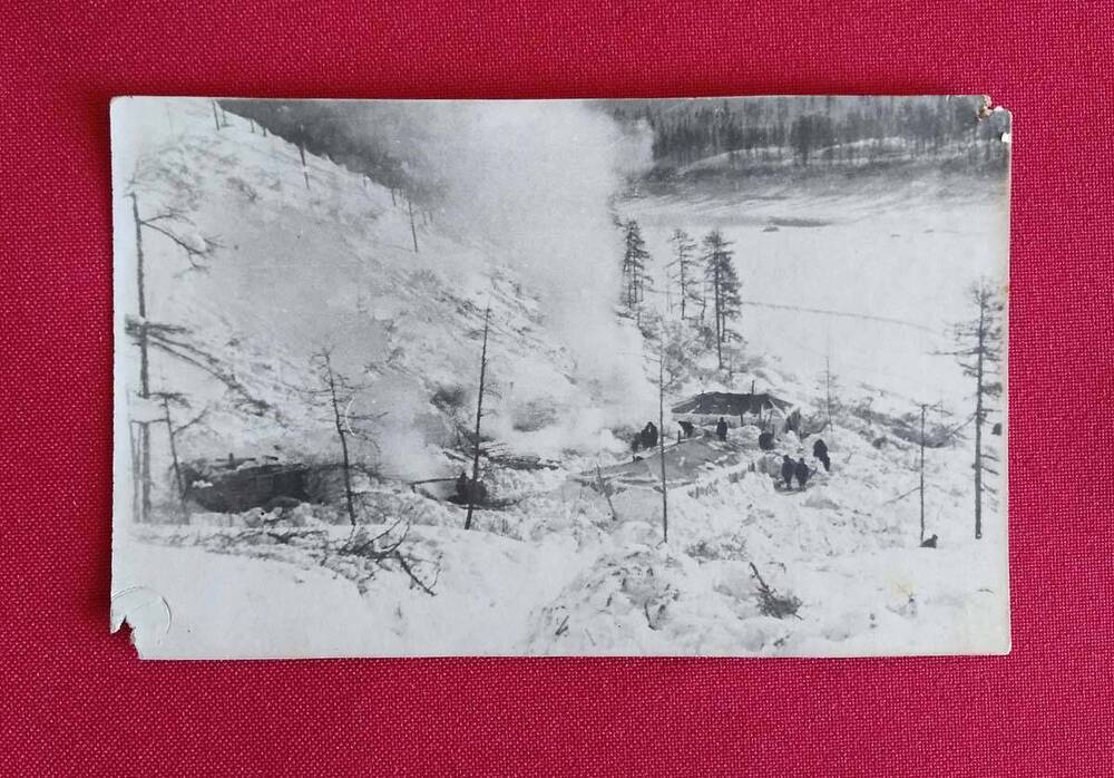 Фотография в черно-белом цвете Полевой зимний лагерь в пойме реки Колыма, на обороте имеется рукописная надпись