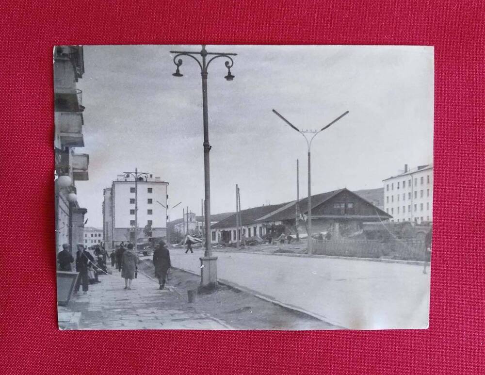 Фотография в черно-белом цвете Фрагмент городской застройки (проспект Карла Маркса) Магадан, на обороте имеется рукописная надпись