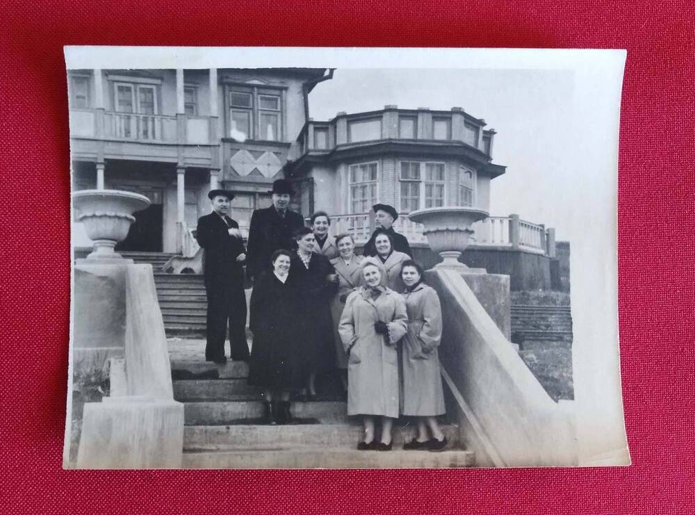 Фотография в черно-белом цвете Группа людей у входа в Дом отдыха Горняк (Магадан), на обороте имеется рукописная надпись