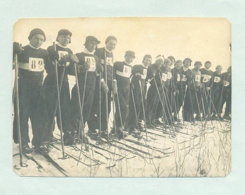 Фотография групповая. «Сильнейшие лыжники г. Сызрани»