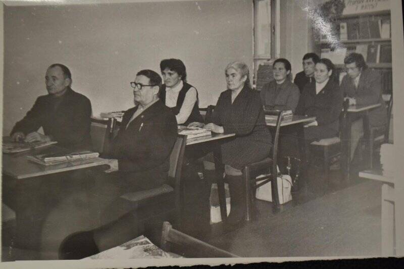 Фотоснимок. Видовой. Идет заседание председателей КНК района. 1976 г. Средним планом.