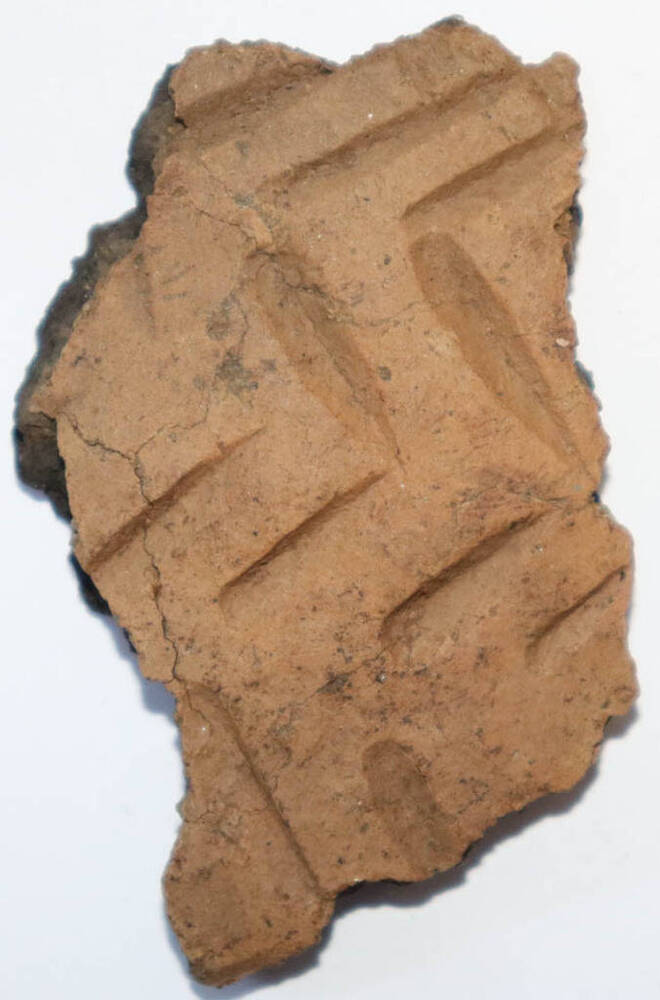 Сосуд керамический (фрагмент верхней части сосуда), орнаментированный.