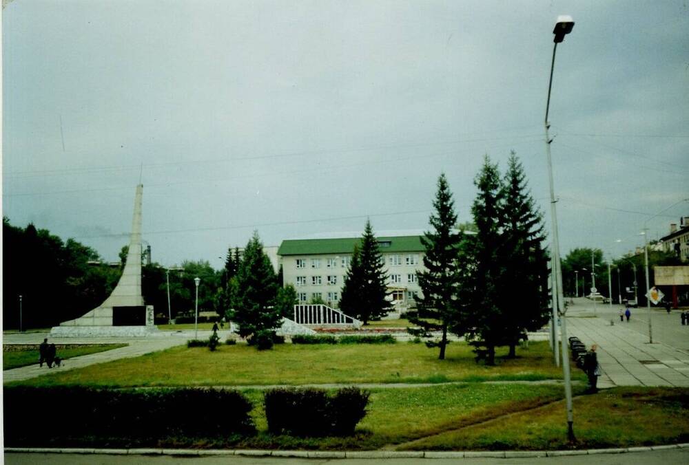 Фото. Площадь у ДК ЖД. Вид на обелиск Славы