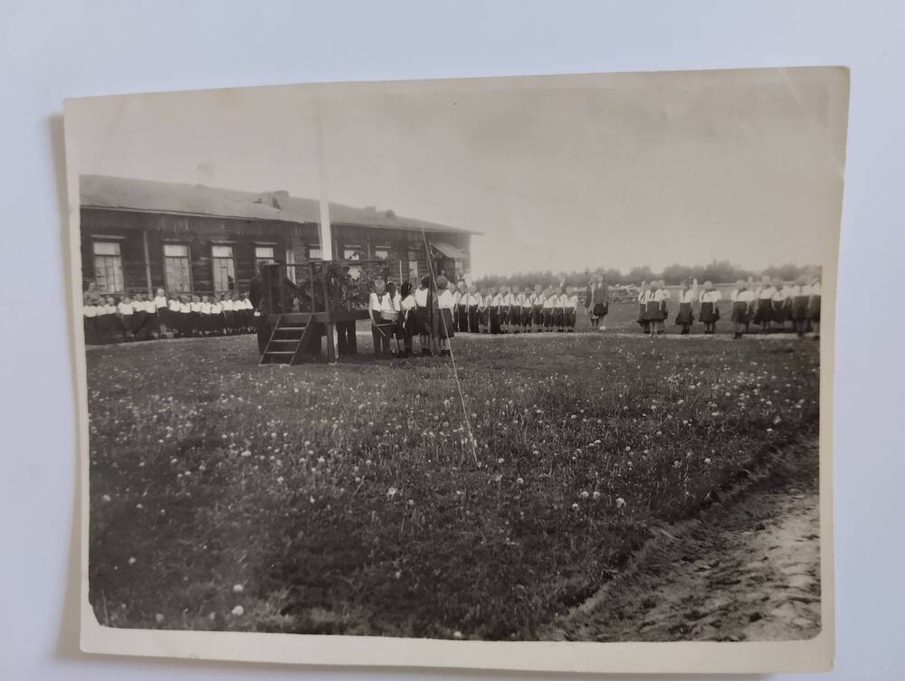 Фотография.Открытие пионерского лагеря на территории  детского дома  с.Тасеево.