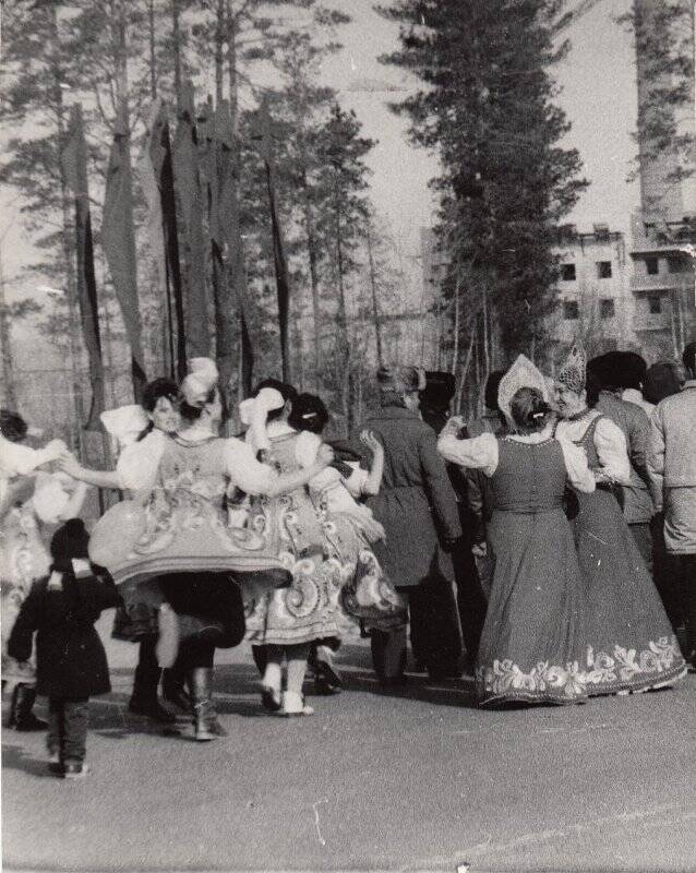 Фотография. Праздничное гулянье 1 мая.