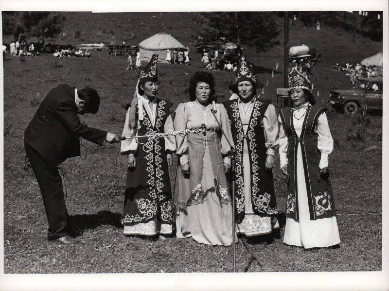 Фотография: Выступает коллектив межрайонной концертной бригады Горно-Алтайска.