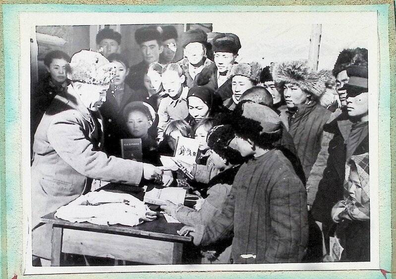 Фотография «У книжного киоска»