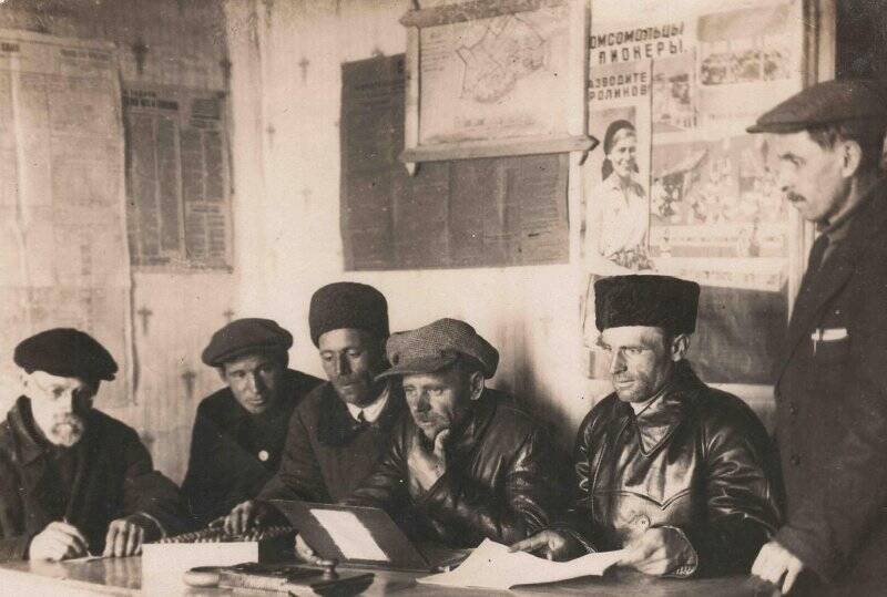 Фотография. Правление колхоза Красная Волга (1930 г.), третий слева – Матвеев, председатель колхоза.