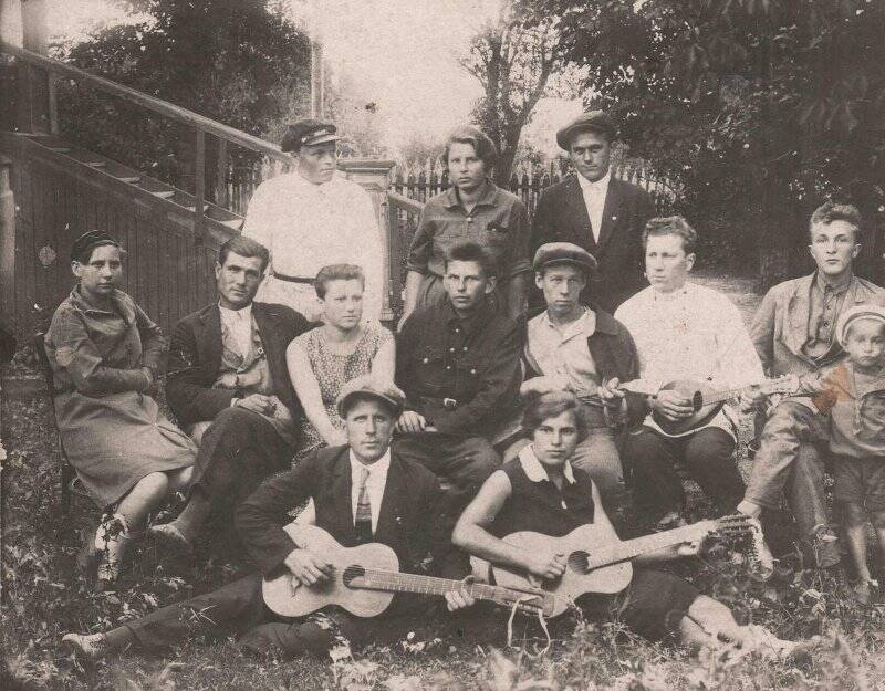 Фотография. Струнный оркестр Первомайского асфальтового завода, 1932 г.