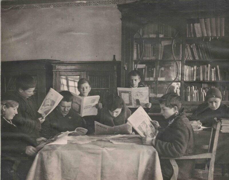 Фотография. В читальном зале библиотеке при клубе Батракского асфальтового завода, 1930-е гг.