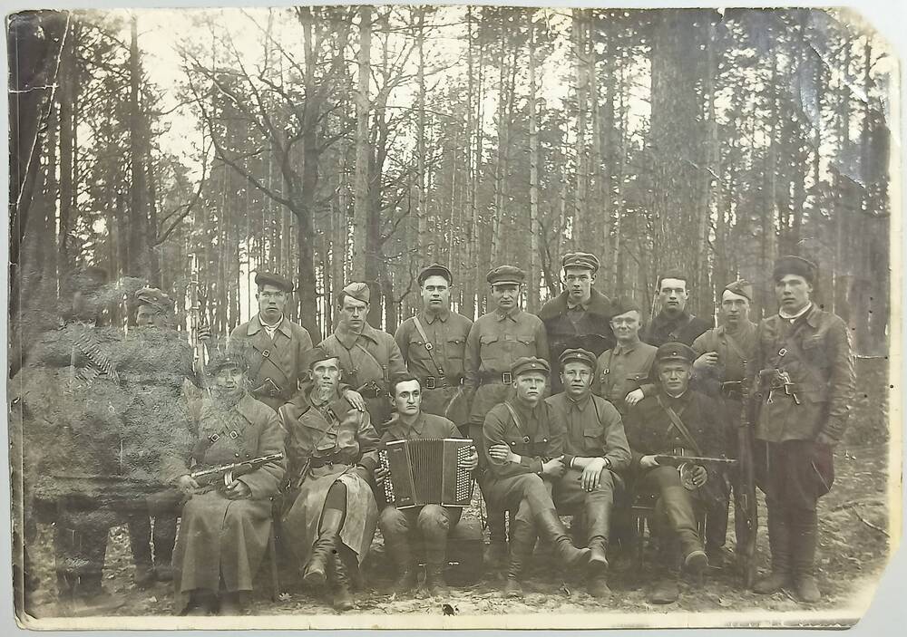 Фото групповое. Партизанское соединение М.И. Наумова, Хинельский лесокомбинат. май 1942 г.