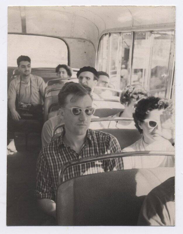 Фотография. Щедрин Р.К. в автобусе во время туристической поездки.