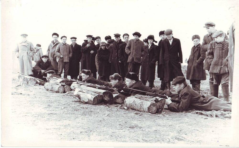 Фотография. Стрелковые соревнования школ Нейского района около 1955 года.