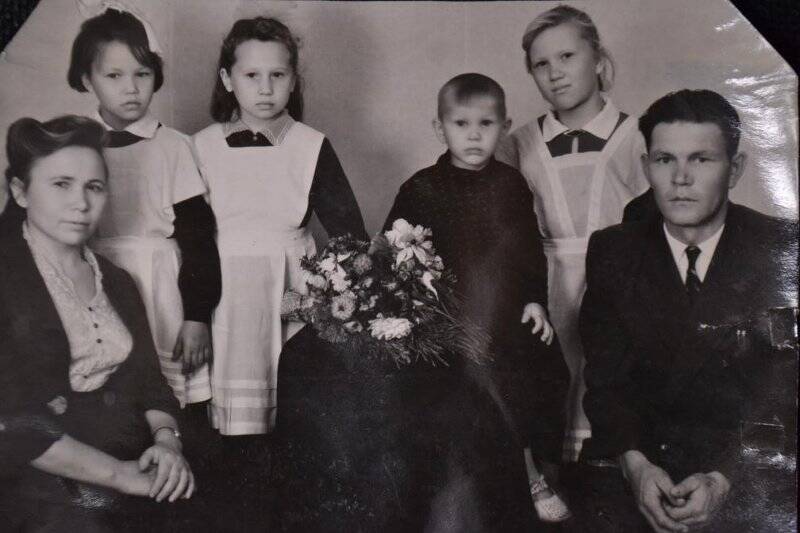 Фотоснимок. Семейный портрет поэтессы Ф.Гиззатуллиной с супругом  и тремя детьми (вторая слева соседка).