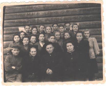 Фотография черно-белая. Учащиеся 10 класса Гамской средней школы. 1950-1951 учебный год.