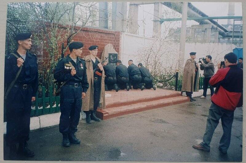 Фотография. У памятника «Вечная память»