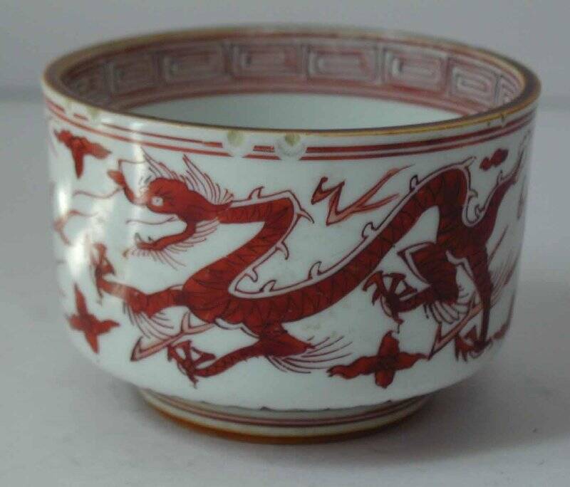 Чашка с изображением драконов.