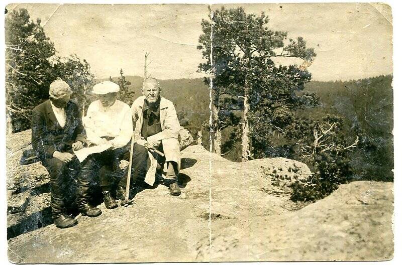 Фотография. Сотрудники музея на вершине Чашковской горы.