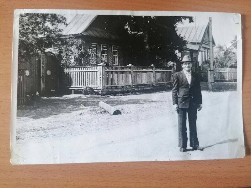 Фотография основателя музея Ахметшина Х.Х. возле родного дома