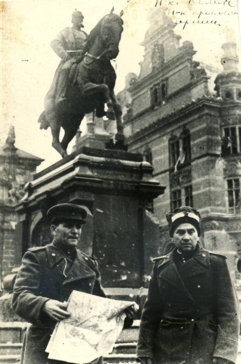 Ф/к На площади г.Дангеца Полковники В.Н.Кузнецов(справа) и Колин