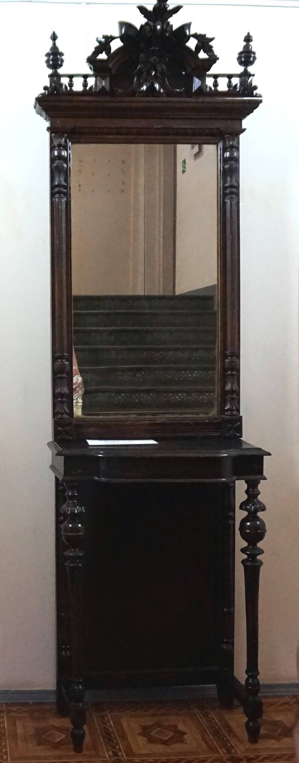 Зеркало старинное напольное со столиком