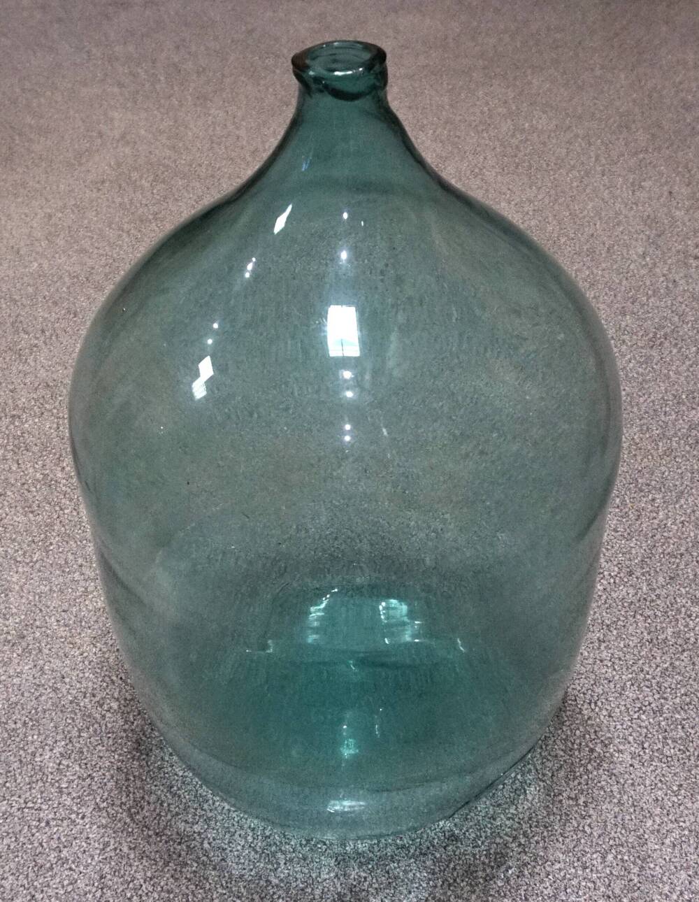 Бутыль стеклянная в виде бочонка с узким горлом.
