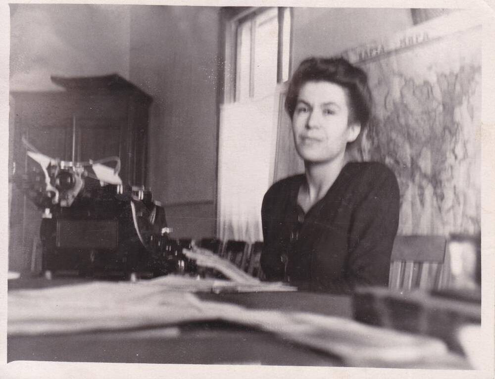 Фотография. Аксенова С.И. - бухгалтер горбольницы. 1952 г.