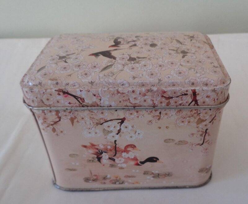 Упаковка металлическая чайная «Утки»  (бежевого цвета с изображением цветущего дерева и птиц)