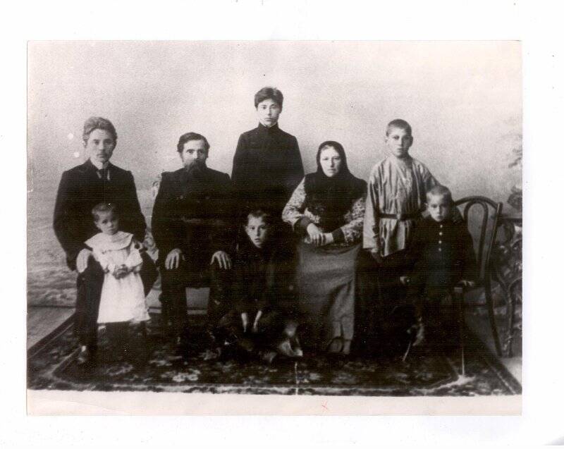 Фотокопия. Семья Павловых: Павлов Дмитрий Александрович, его отец, мать и братья.