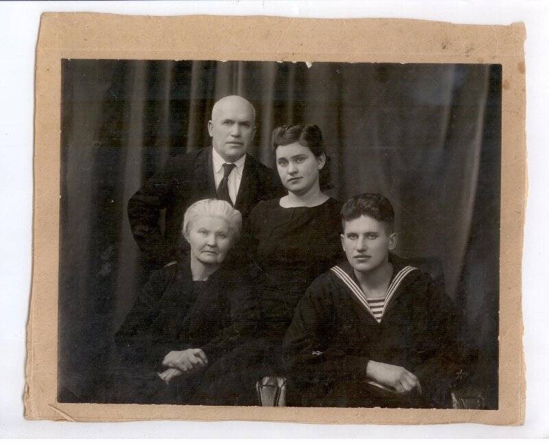 Фотография. Е.Г. Кузьмина - Рожанская с семьей.