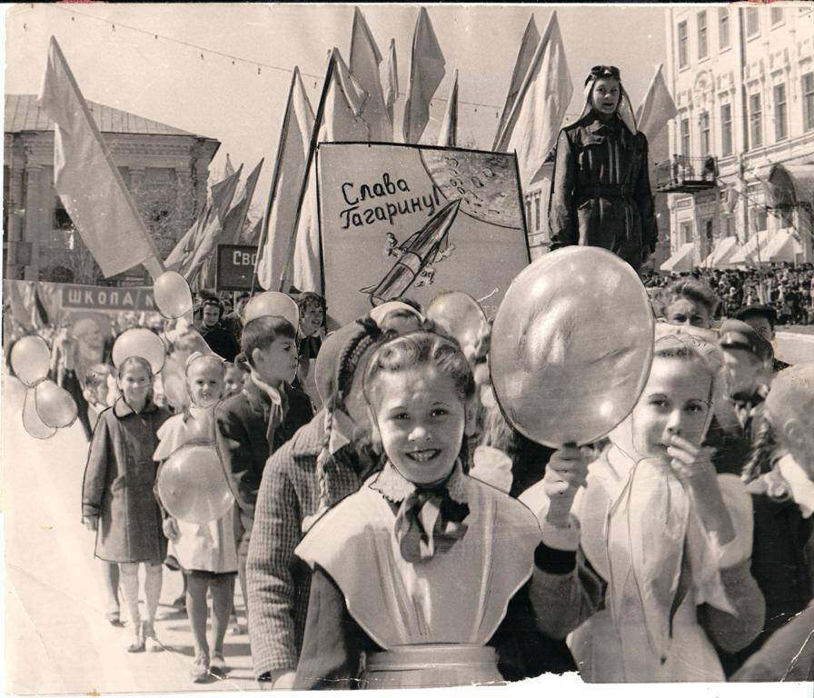 Фотография сюжетная черно-белая. Первомайская демонстрация в г. Вольске.