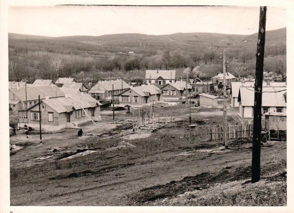 Фотография панорамная черно-белая.