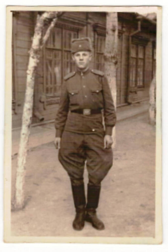 Фотография  Белоус Н. Н. в военной форме во время прохождения службы в рядах СА. 