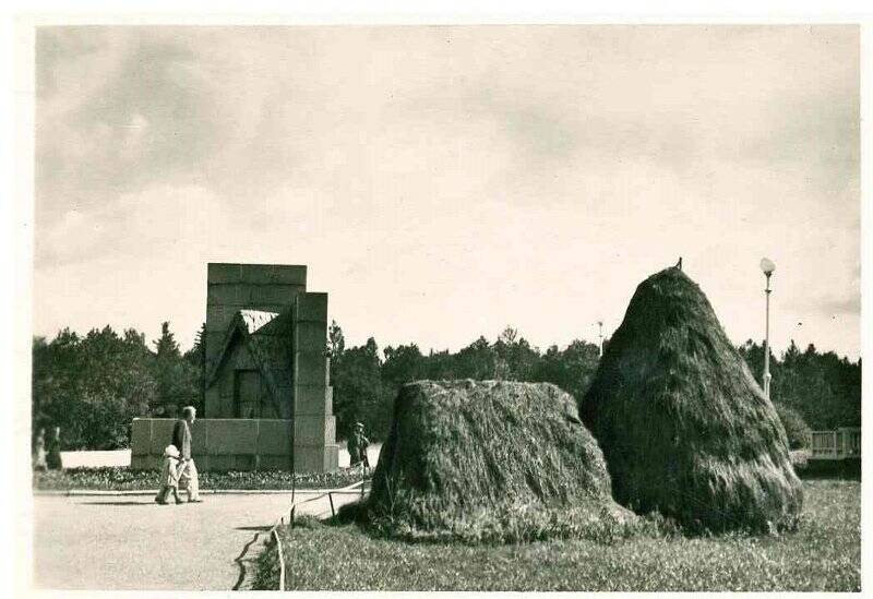 Фотооткрытка «Курортный район. Шалаш и памятник В.И. Ленину в Разливе».