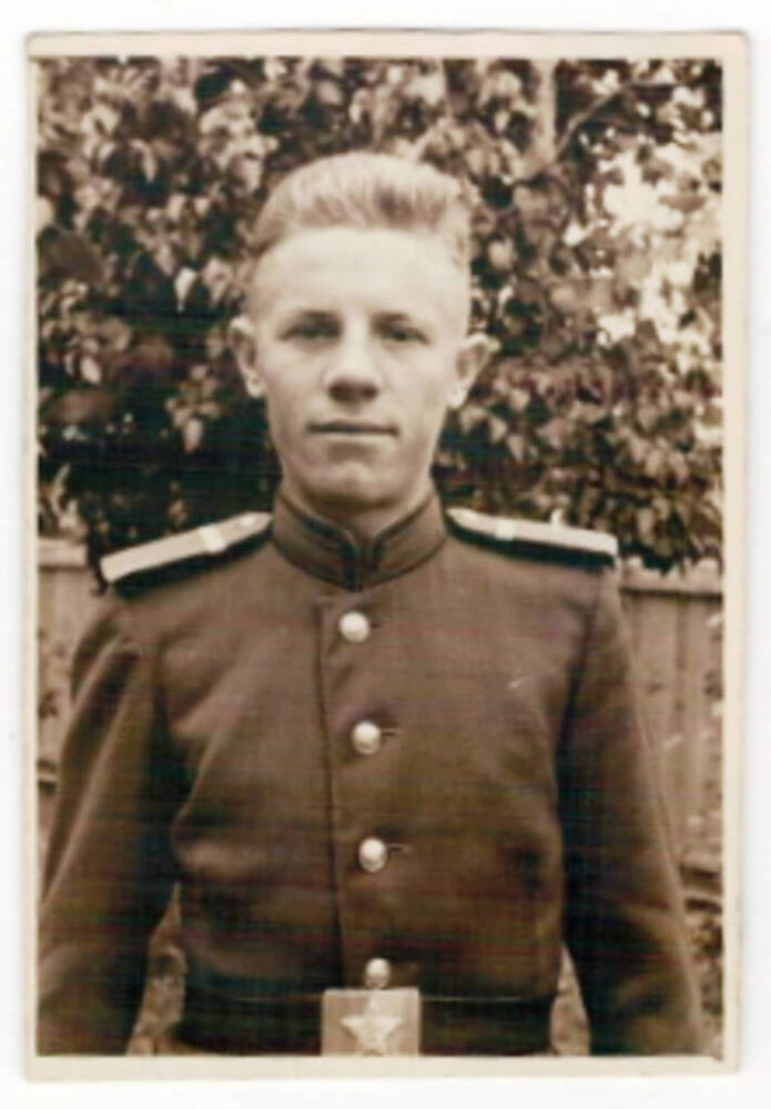 Фотография  Белоус Н. Н. в военной форме во время прохождения службы в рядах СА. 