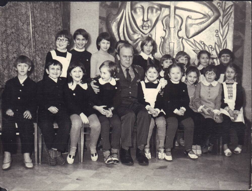 Фотография «В.А. Артюхин с детьми в ДМШ»