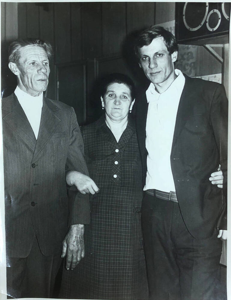 Фотография  Белоус Н.Н. с супругой Марией Федоровной и  сыном Николаем. 