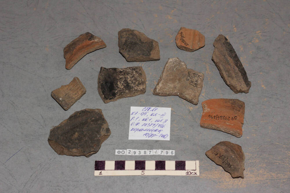Сосуды керамические во фрагментах - 62 фрагмента. Клин-Яр-III, р.1, кв.1, шт.3.